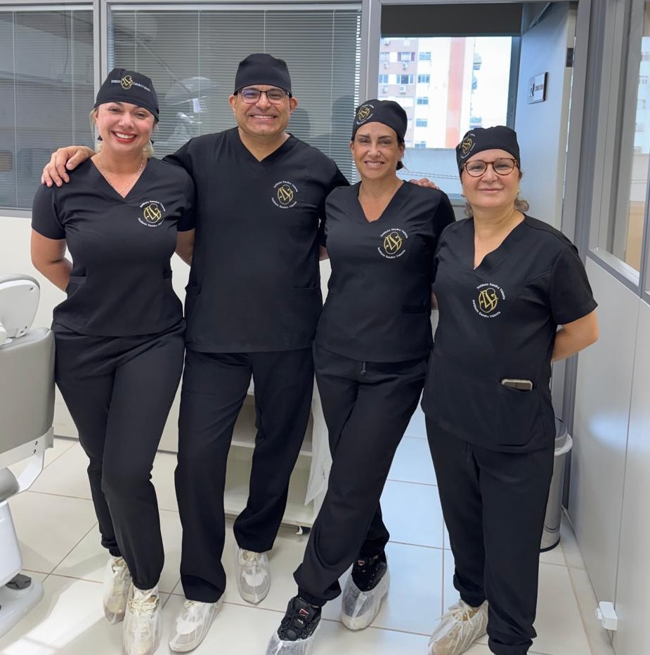 Atendimento clínico ao lado da equipe do Instituto Sandro Valente, durante a formação em Redesenho Facial.